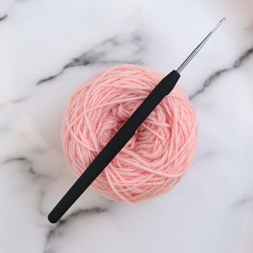 Steel crochet hook (small sizes)